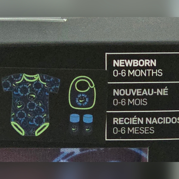 Nike Newborn 3-Piece Smiley Swoosh Face Box Set With Onesie Booties & Bib  0-6M - Picture 2 of 4